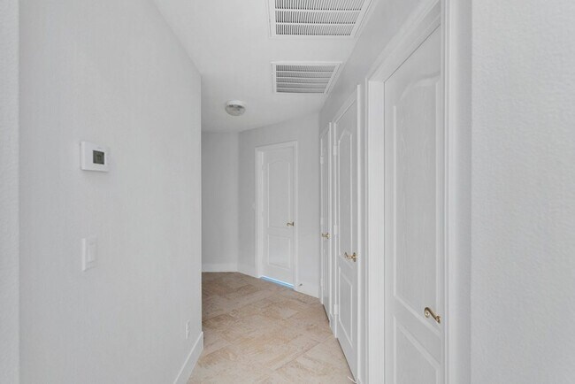 Building Photo - 4 bed, 2.5 bath single-story home in the g...