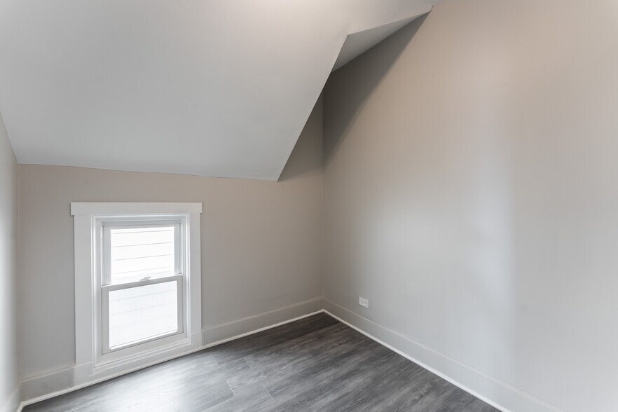 Building Photo - 2853 W Dickens Ave