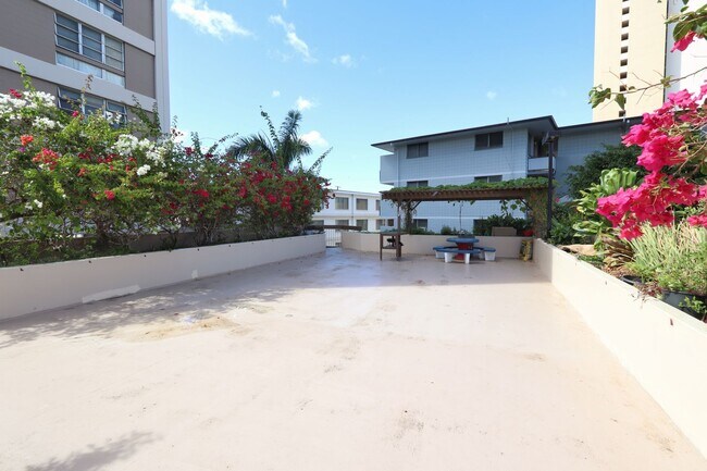 Building Photo - 2 Bedrooms | 1 Bathroom | in Makiki