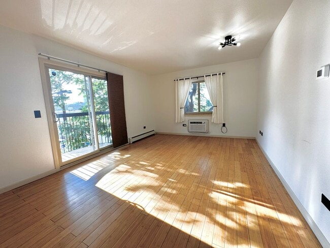 Building Photo - Prime Location Condo: Bright 1 Bed, 1 Bath...