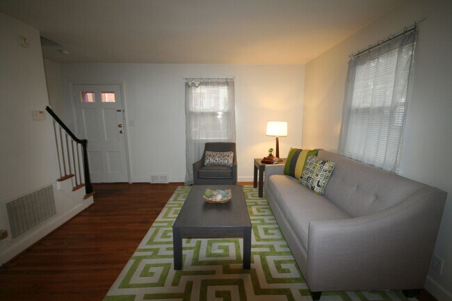 Building Photo - Lovely End Unit Townhouse / W&D / Near Duk...