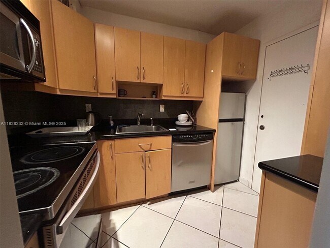 Building Photo - 2899 Collins Ave