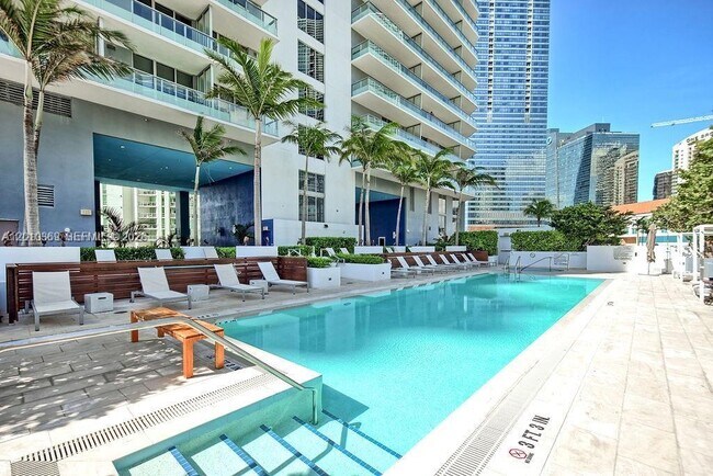 Building Photo - 1300 Brickell Bay Dr