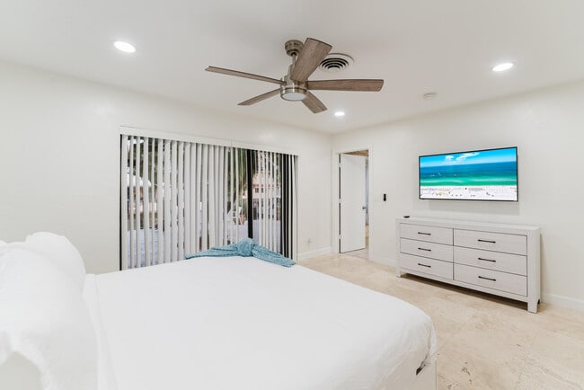 Building Photo - 1016 NE 26th Ave