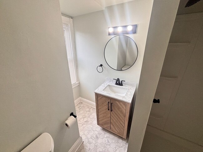 Building Photo - 4 Bedroom, 2 Full Baths Harrisburg House f...