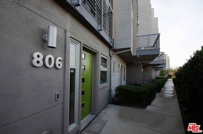 Building Photo - 2753 Waverly Dr