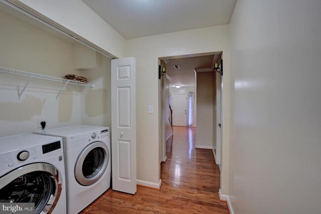 Building Photo - 536 Van Dyke Cir