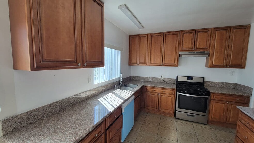 Building Photo - 13129 Oxnard St