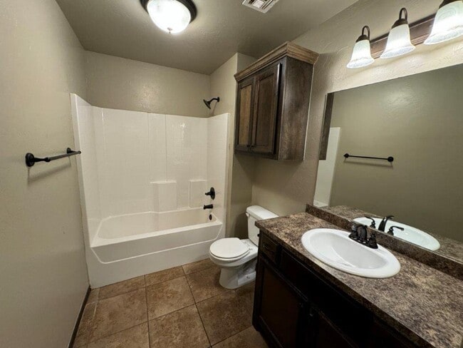 Building Photo - 3 bed 2 bath duplex in Chickasha! Ready fo...