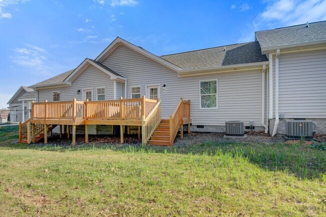 Building Photo - Modern 2-Bed, 2-Bath Single-Level Townhome in Conover – Pet-Friendly Community!