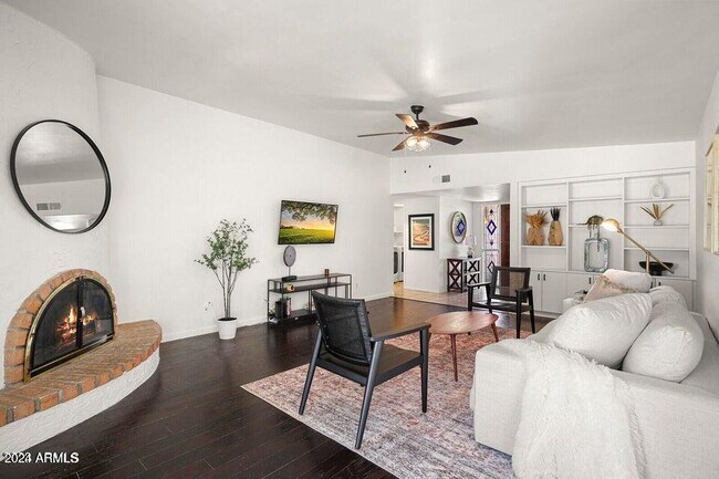 Building Photo - 3915 E Larkspur Dr