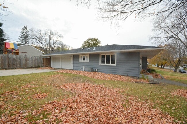 Building Photo - Gorgeous NE Rochester home with TONS of sp...