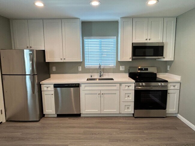 Building Photo - 1 Bed/1 Bath Newly Renovated