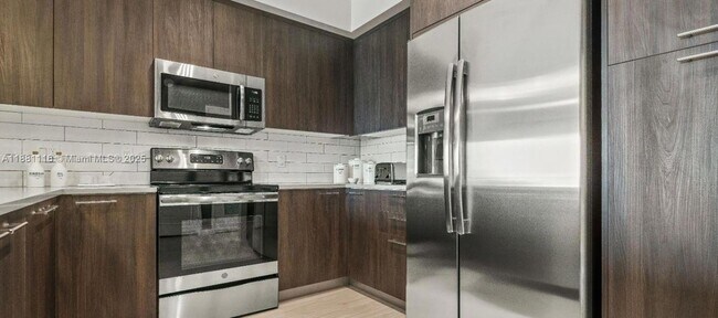 Building Photo - 591 Evernia St