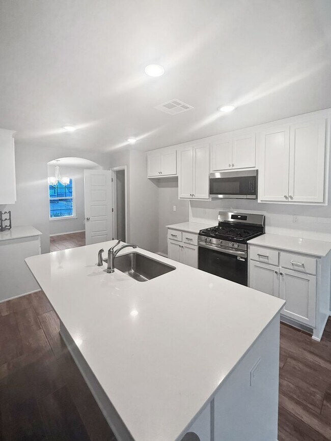 Building Photo - Modern 3-Bedroom Home in Gated Seven Oaks South