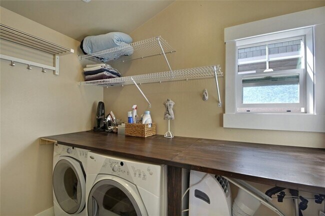 Building Photo - Stylish Townhome 4 Blocks North of Green Lake