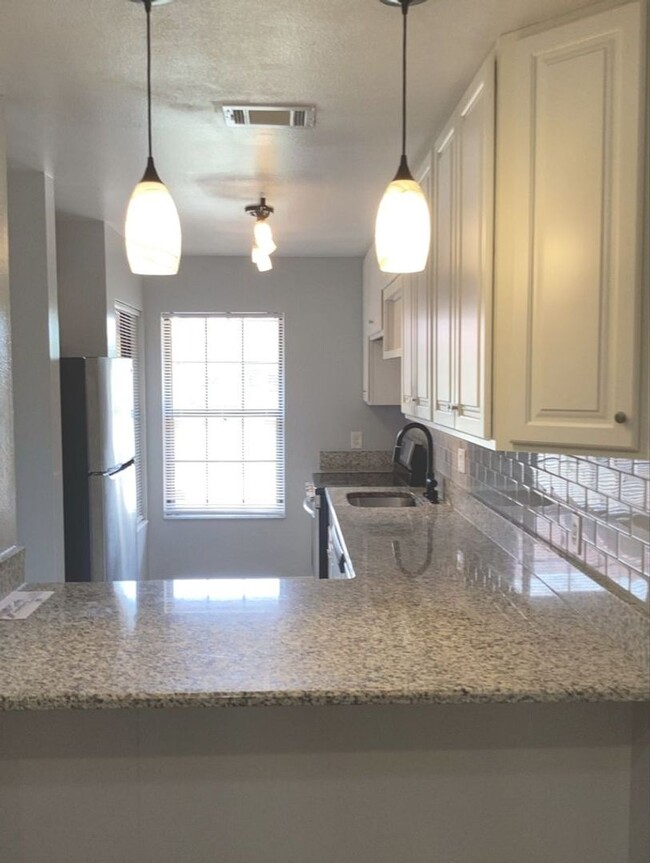 Building Photo - Beautiful townhome!