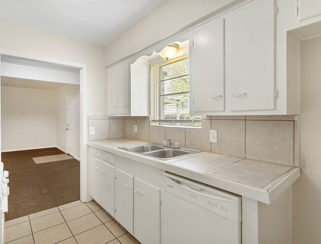 Building Photo - 13306 Oak Leaf Ln