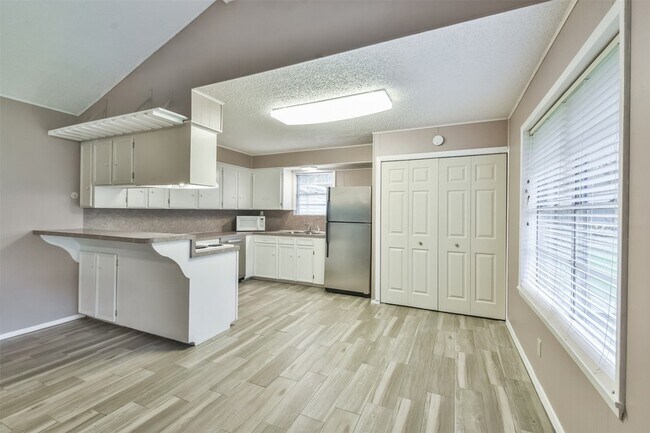 Building Photo - 23807 Red Oak Dr