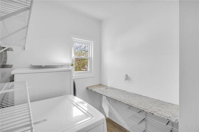 Building Photo - 1093 3rd St