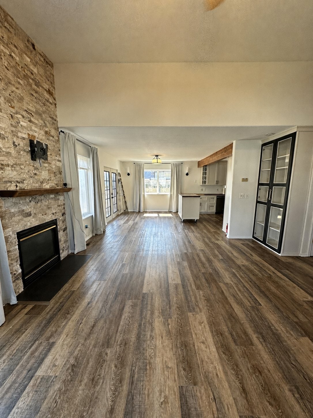 Building Photo - 154 SW Alder Ct