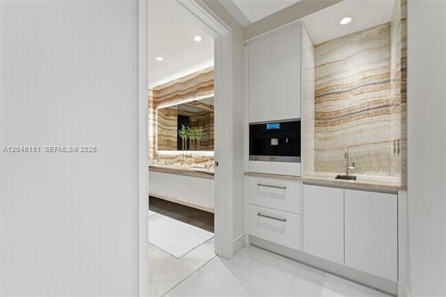 Building Photo - 17901 Collins Ave