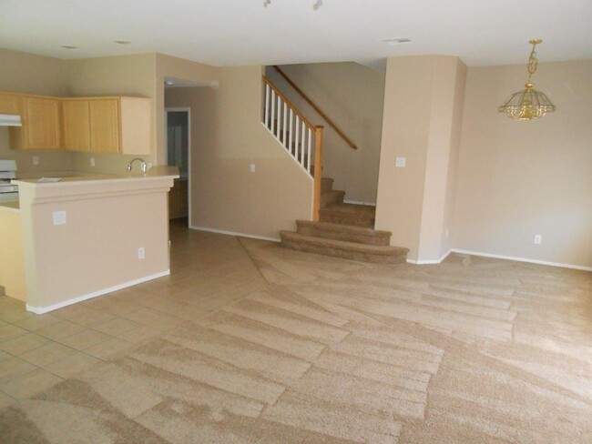 Building Photo - Beautiful Spacious Townhome in Gated Commu...