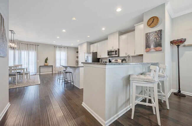 Building Photo - 337 Roche Dr