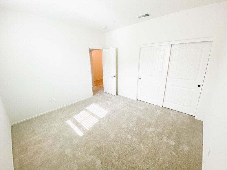 Building Photo - 30436 Town Square Dr