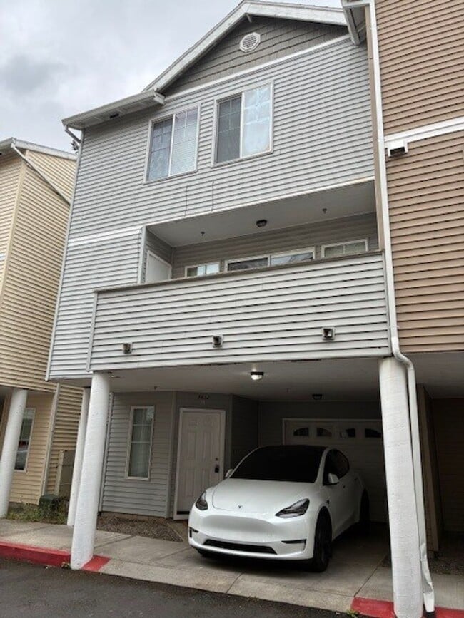 Building Photo - Lafayette 12 Plex