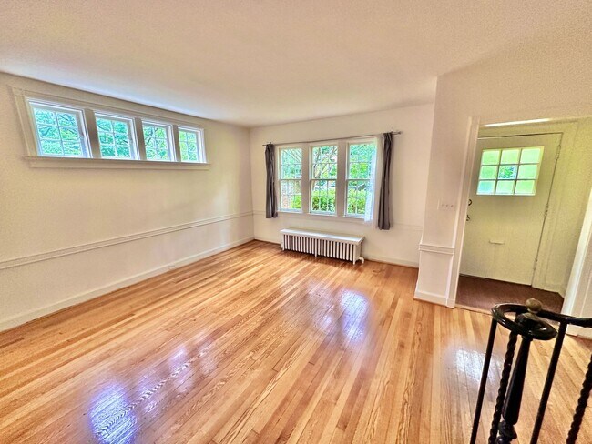 Building Photo - Spacious 6 bedroom 3.5 bath Tudor Townhouse w/Deck close to Georgetown University & Hospital