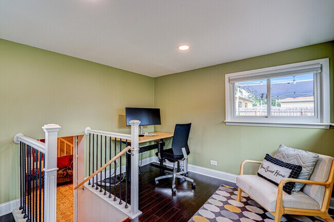 Building Photo - Cozy Home Sleeps 10 Lombard Chicago Suburb