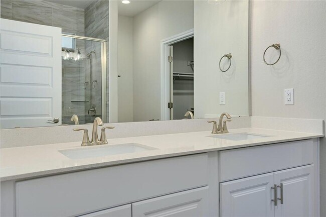 Building Photo - New Lago Vista Duplex