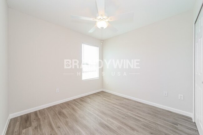 Building Photo - 520 Narnia Ct