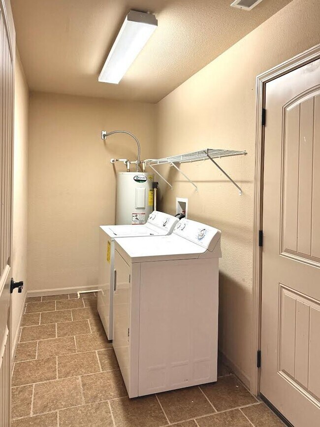 Building Photo - 100 Edna St