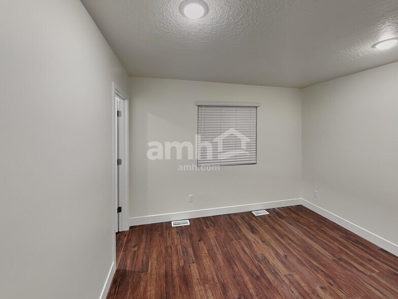 Building Photo - 1193 Redbud Dr