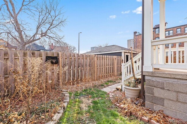 Building Photo - 739 Delaware St