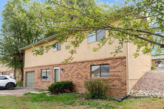 Building Photo - $1363 | 2BR/1BA Duplex | Cozy Home Near Be...