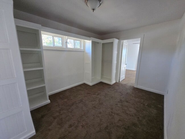 Building Photo - Cute 2 Story Home