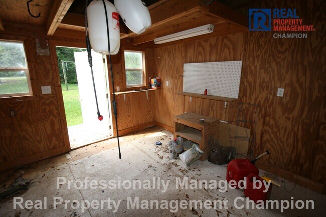 Building Photo - Spacious Home w/Community Access to Intra-...
