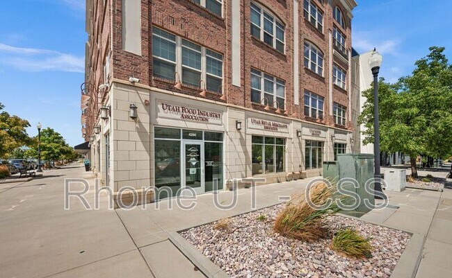 Building Photo - 4276 S Main St