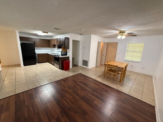 Building Photo - 1585 Sunset Ln