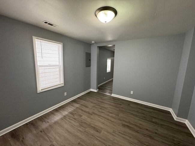 Building Photo - 1129-1131 S Sheffield Avenue