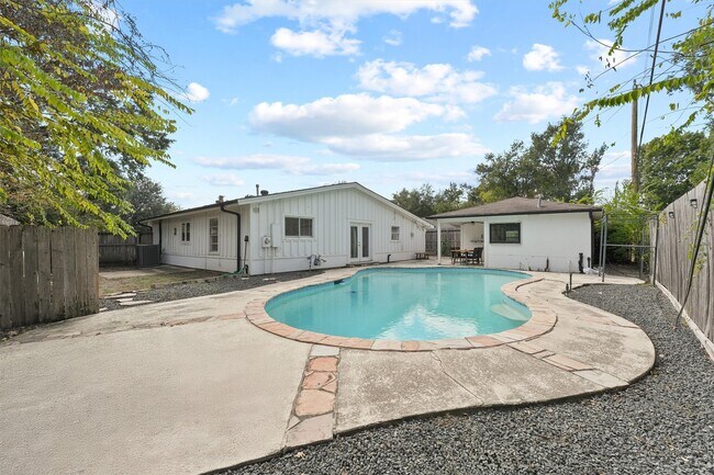 Building Photo - 4414 Gardendale Dr