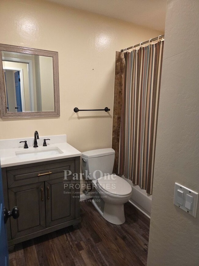 Building Photo - Super cool 2 bedroom condo with great loca...