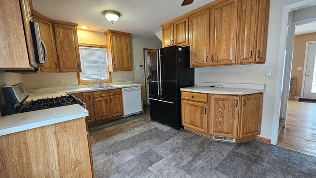 Building Photo - "Excellent 3-Bedroom Townhouse Retreat in St. Louis Park - 1359 Sq Ft of Comfort!"