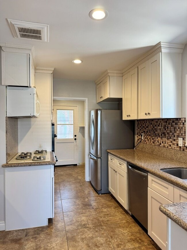 Building Photo - Charming 2-Bedroom Home with Fireplace, Backyard & Garage in Lakewood