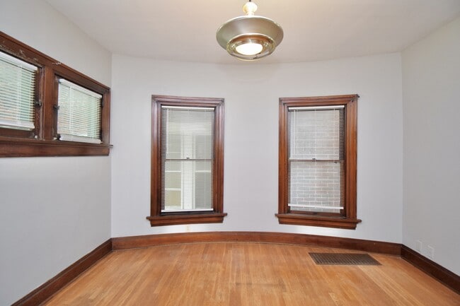 Building Photo - 23 E Parkwood Dr