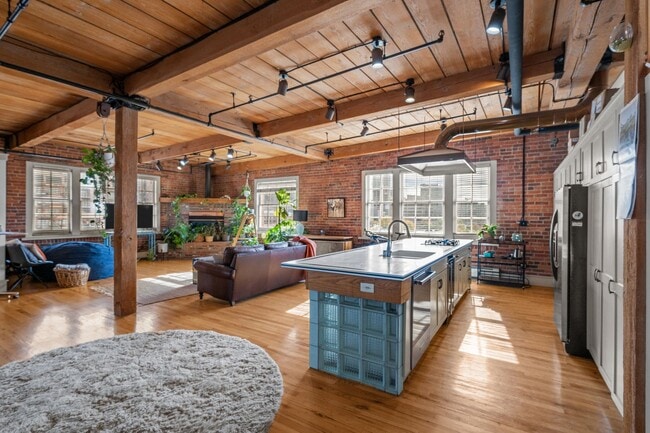 Building Photo - Beautiful loft in Downtown Denver!