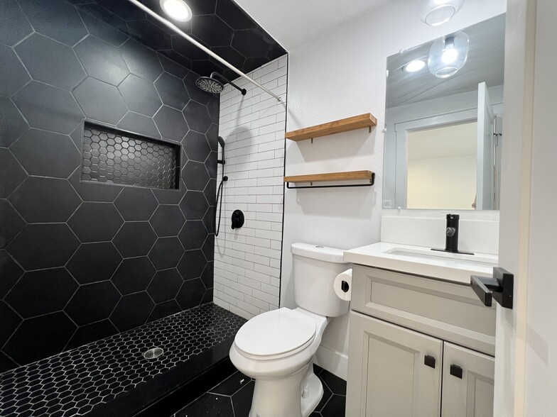 Primary bedroom bathroom - 4336 Toland Way